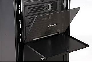 The HDD bay cover opens with one press for convenient access and maintenance of HDDs.