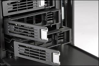 The HDD trays are similar to tool-free HDD trays on servers for easy installation and maintenance.
