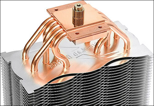 A smooth copper base helps to transfer the heat quickly to the connected heatpipes