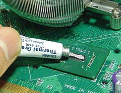 
Apply an appropriate amount of thermal grease on the HSI chipset’s core, then spread evenly.
